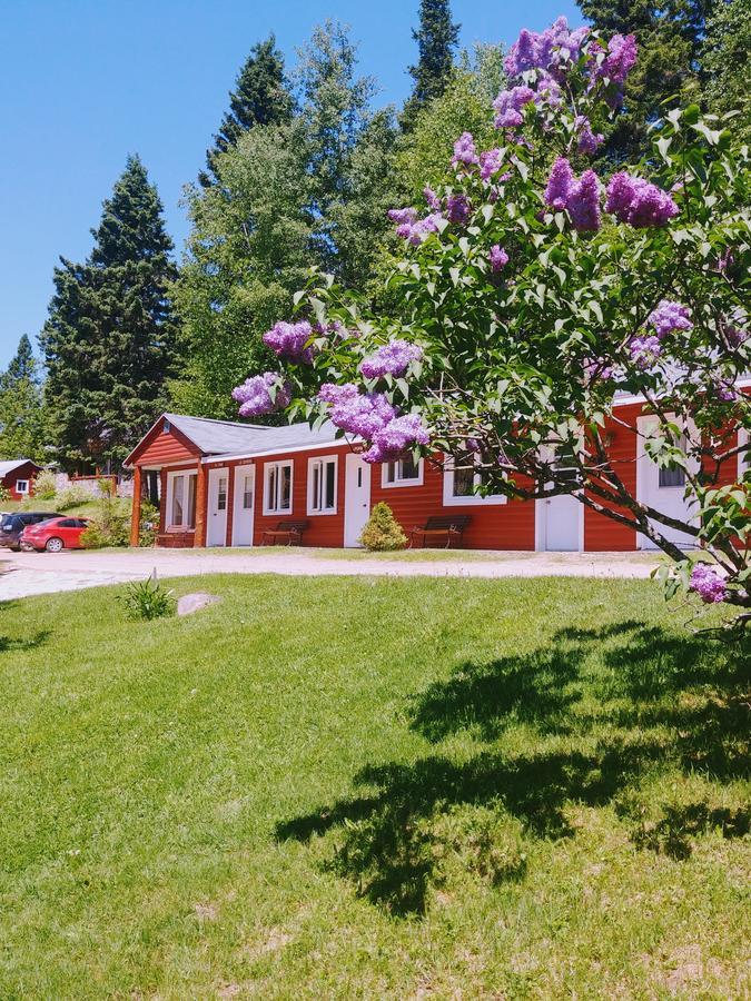 Kan-à-Mouche Pourvoirie Auberge et Chalets Saint-Michel Extérieur photo