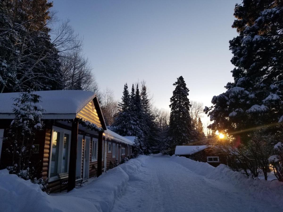 Kan-à-Mouche Pourvoirie Auberge et Chalets Saint-Michel Extérieur photo